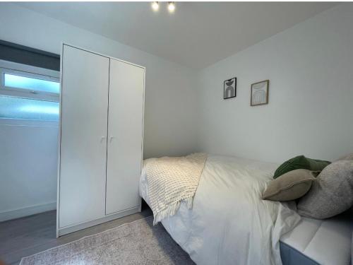 Postel nebo postele na pokoji v ubytování Modern guest house apartment in weybridge