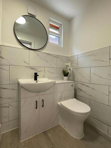 Koupelna v ubytování Modern guest house apartment in weybridge