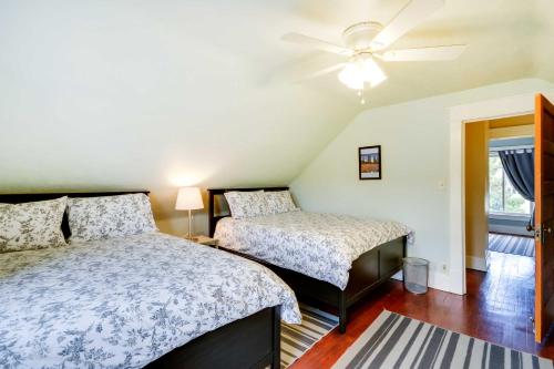 Voodi või voodid majutusasutuse Red Lodge Home on Broadway - 15 Min to Ski Resort! toas