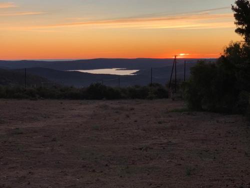un campo vacío con la puesta de sol en el fondo en CABAÑA deMONTAÑA SANTA RITA LAS RABONAS en Las Rabonas