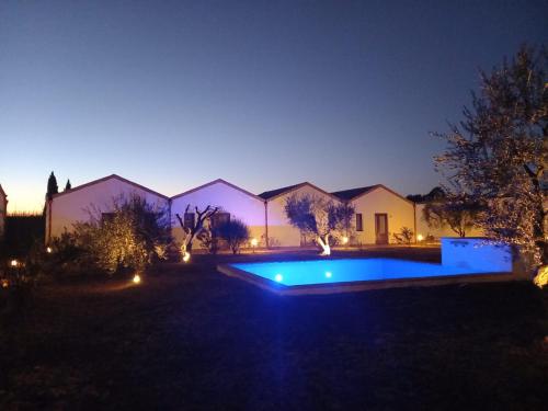 una casa con piscina por la noche en Masseria Crocco, en Montalbano Ionico
