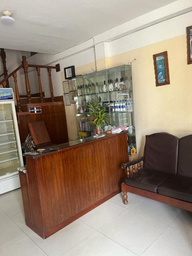 bar w pokoju z kanapą i ladą w obiekcie Alojamiento Grau w mieście Tarapoto