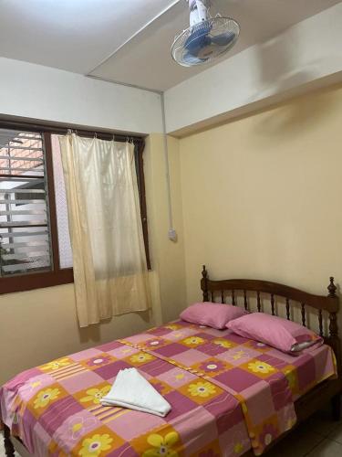 una camera con un letto con una coperta colorata di Alojamiento Grau a Tarapoto