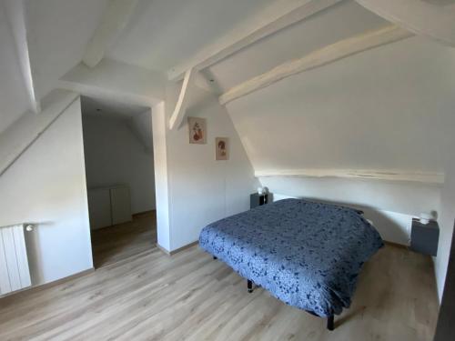 a bedroom with a bed in an attic at Maison de campagne moderne in Beaurieux