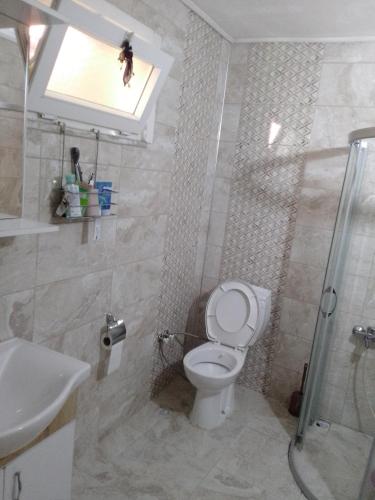 y baño con aseo, lavabo y ducha. en Mete konaklari en Rize