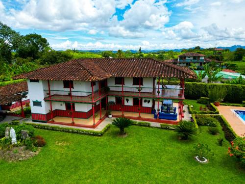 uma vista aérea de uma casa com um quintal em Casa Abbá Hotel em La Tebaida
