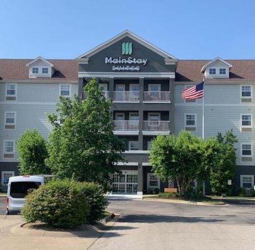 a large building with an american flag in front of it at MainStay Suites St Robert - Fort Leonard Wood in Saint Robert