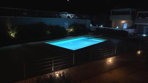 ein Schwimmbad in einem Garten in der Nacht in der Unterkunft Romantica casa al mare con piscina in Sardegna in Viddalba