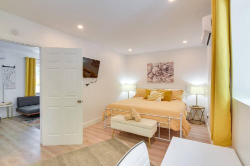 um quarto com uma cama e uma sala de estar em Beautiful Casita with King Bed and private patio Close to Calle 8, MIA Airport, Coral Gables em Miami