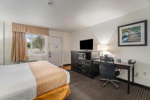 Кровать или кровати в номере Travelodge by Wyndham Traverse City MI