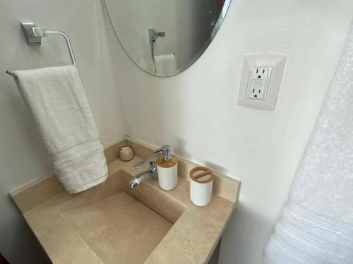 un bagno con lavandino e specchio di Departamento en renta en The One Mazatlan a Mazatlán