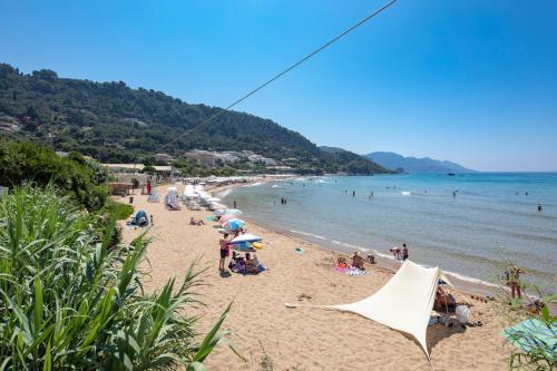 a beach with a bunch of people on the beach at Casa Sabbia 10m from the beach in Pelekas