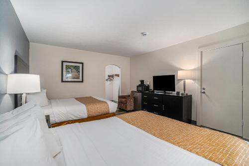 Кровать или кровати в номере Travelodge by Wyndham Traverse City MI