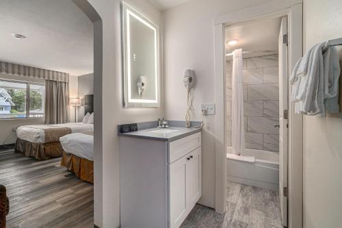 Ванная комната в Travelodge by Wyndham Traverse City MI