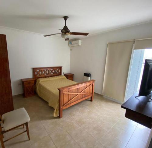 una camera con letto e ventilatore a soffitto di APART LUCIA a Esperanza