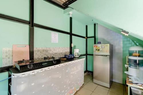 uma cozinha com um fogão e um frigorífico em Mar Caribe PV em Puerto Viejo