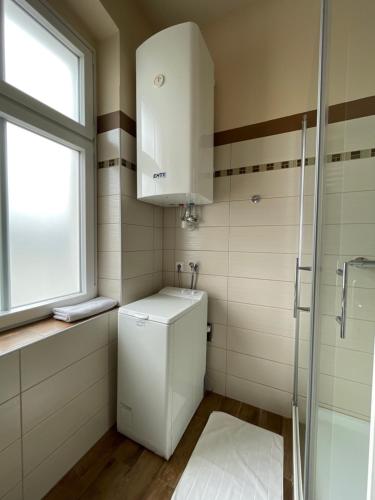 a bathroom with a toilet and a sink and a shower at Stadtapartment WOHNEN48.AT in Klagenfurt
