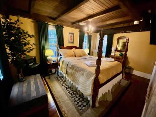 מיטה או מיטות בחדר ב-Silsbee's by Daniels House