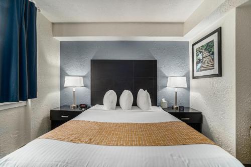 Кровать или кровати в номере Travelodge by Wyndham Traverse City MI