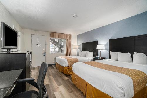Кровать или кровати в номере Travelodge by Wyndham Traverse City MI