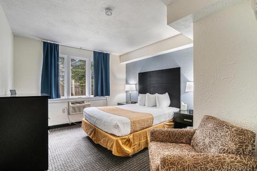 Postel nebo postele na pokoji v ubytování Travelodge by Wyndham Traverse City MI