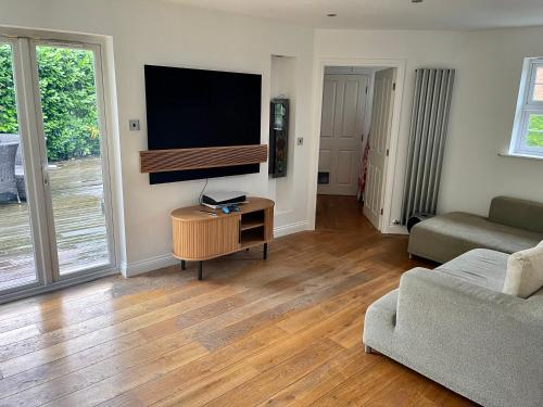 een woonkamer met een flatscreen-tv aan de muur bij Four bedroom entire luxury house in wynyard with free wi-fi, Parking and lots more 