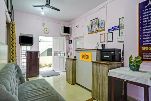 sala de estar con encimera y cocina en SPOT ON Bright Homes, en Elūr