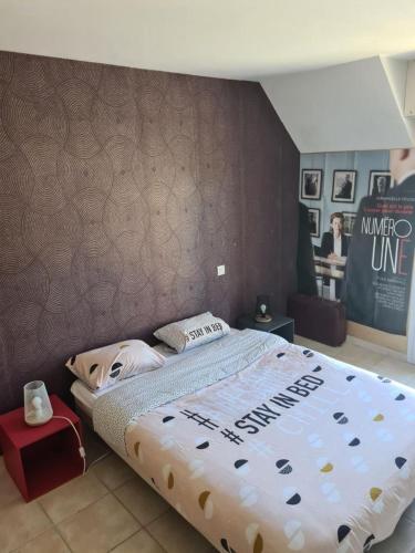 une chambre avec un lit avec une couette dessus dans l'établissement Schumann Balcon Vannes, à Vannes