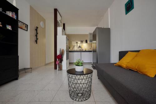 ein Wohnzimmer mit einem Sofa und einem Tisch in der Unterkunft Apartamento El Gato in Costa Del Silencio
