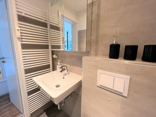 y baño con lavabo y espejo. en Panoramic App A03-5, en Sierksdorf
