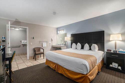 Кровать или кровати в номере Travelodge by Wyndham Traverse City MI