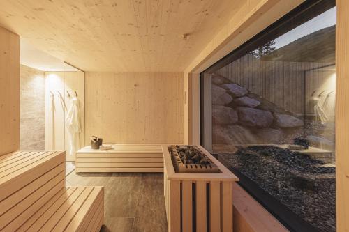 een kamer met een sauna met een bank en een raam bij Apartments Silva Mountain in San Giovanni in Val Aurina