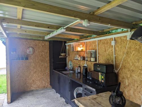 eine Küche mit einer Arbeitsplatte in einem Zimmer in der Unterkunft Belle tent 2 in Wrexham