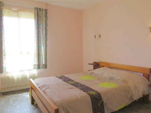 une chambre avec un lit et une fenêtre dans l'établissement Appartement face Mer, idéal famille 6NOUM12 sea view 2 bedrooms apartment, à Canet