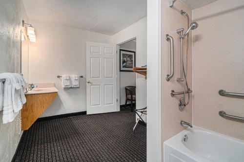 Ванная комната в Travelodge by Wyndham Traverse City MI