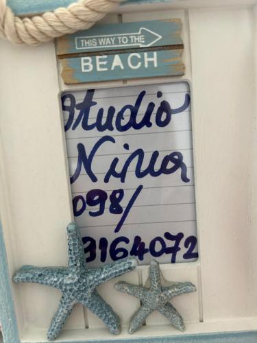 a cake with two starfish and a beach sign at Studio Nina in Umag