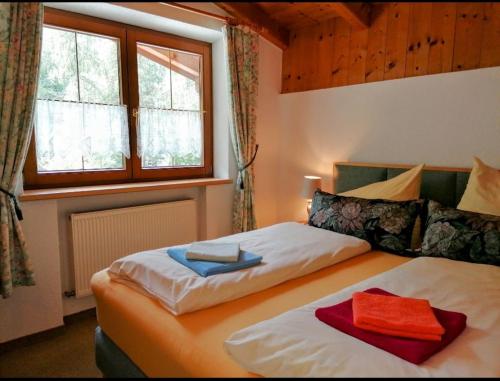 - une chambre avec un lit et 2 serviettes dans l'établissement Gästehaus Judith, à Längenfeld