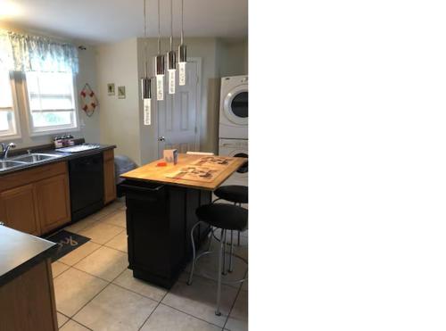 eine Küche mit einer Spüle und einer Arbeitsplatte in der Unterkunft Waterfront Guest House in Quiet Setting 