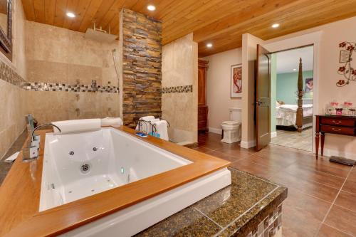 ein großes Bad mit Badewanne in einem Zimmer in der Unterkunft Large Family Home with Patios, Gas Grill and Fire Pit! in Delaware