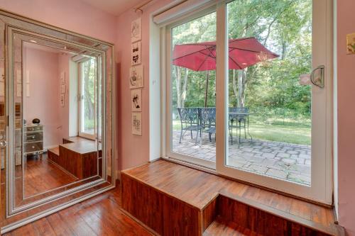 Κήπος έξω από το Large Family Home with Patios, Gas Grill and Fire Pit!