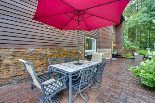 Κήπος έξω από το Large Family Home with Patios, Gas Grill and Fire Pit!