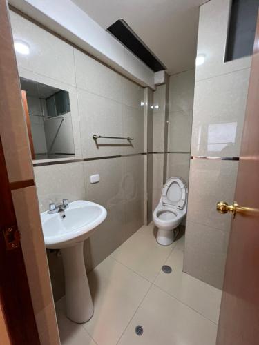 uma casa de banho com um lavatório e um WC em HOTEL DORADO AREQUIPA em La Apacheta