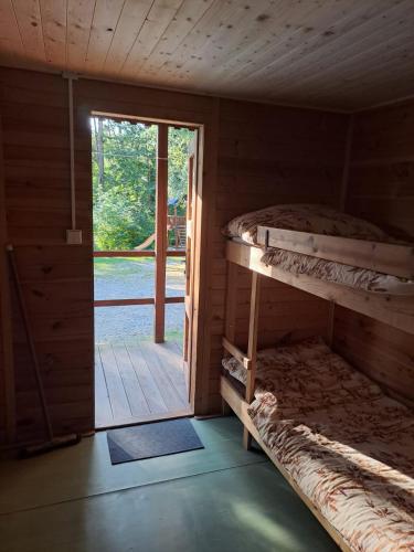 Habitación con 2 literas y puerta abierta. en Autokemp Komorník Kunžak, en Kunžak