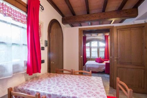 A bed or beds in a room at Suite con Piscina Privata e Giardino 2 matrimoniali 2 bagni
