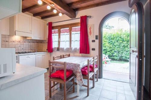 A kitchen or kitchenette at Suite con Piscina Privata e Giardino 2 matrimoniali 2 bagni