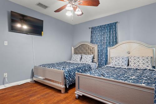 a bedroom with two beds and a ceiling fan at Villa Florentina. in Clearwater