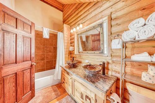 布賴恩峰的住宿－Spectacular Chalet overlooking the ski slopes，一间带水槽和镜子的浴室