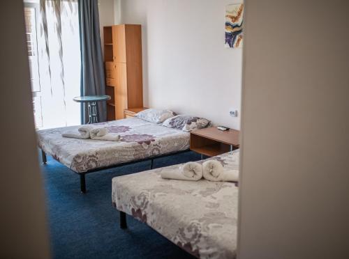 コブルロにあるDel Mar Koblevoのベッド2台と窓が備わるホテルルームです。