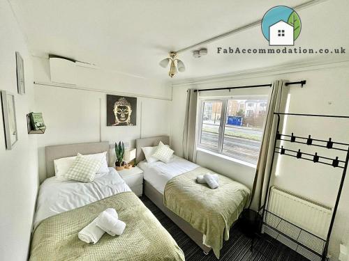 Postel nebo postele na pokoji v ubytování Private 2Bed-Parking & Garden-By FabAccommodation