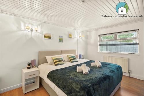 - une chambre avec un lit et 2 serviettes dans l'établissement Private 2Bed-Parking & Garden-By FabAccommodation, à Bristol